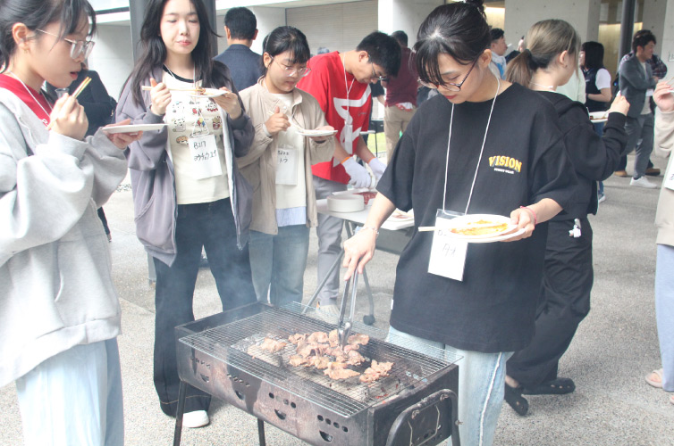 有朋会交流BBQ大会の様子：肉を焼いている参加者