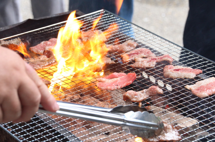 有朋会交流BBQ大会の様子：肉の写真