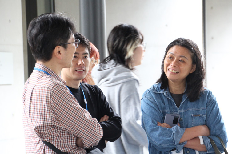 有朋会交流BBQ大会の様子：和やかに歓談している参加者