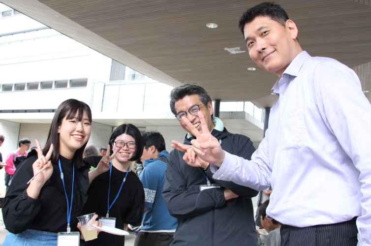 有朋会交流BBQ大会の様子：笑顔の集合写真