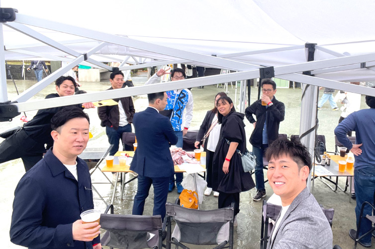 笑顔でコンロを囲む参加者の写真