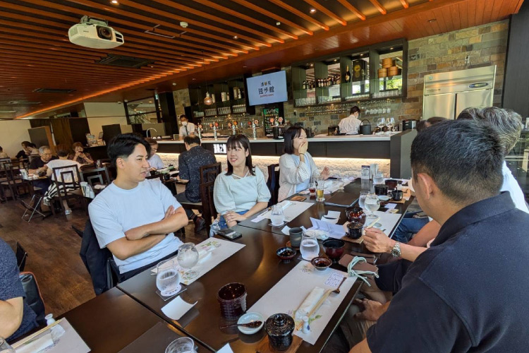 中四国支部交流会：レストランでの会食の様子