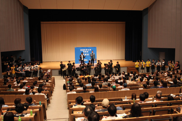 HCD2025：留学生によるパフォーマンスの写真