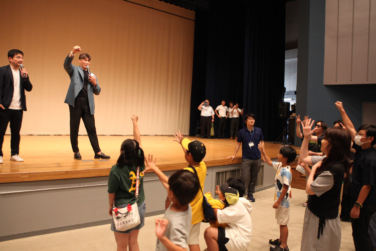 HCD2025：トークショー終了後の、子供たちとのじゃんけん大会の写真