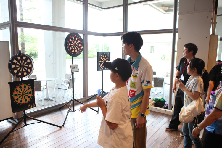 HCD2025：ダーツ大会に参加している子供の写真