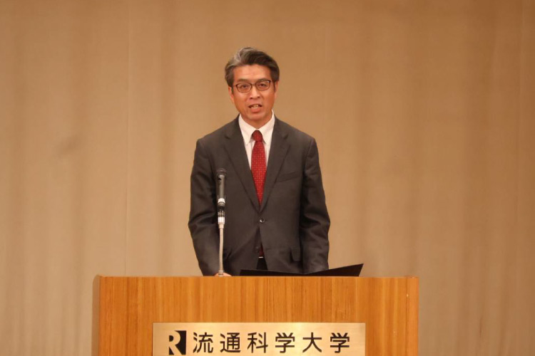 2025年度9月卒業式でお祝いのメッセージを送る茨木副会長の写真