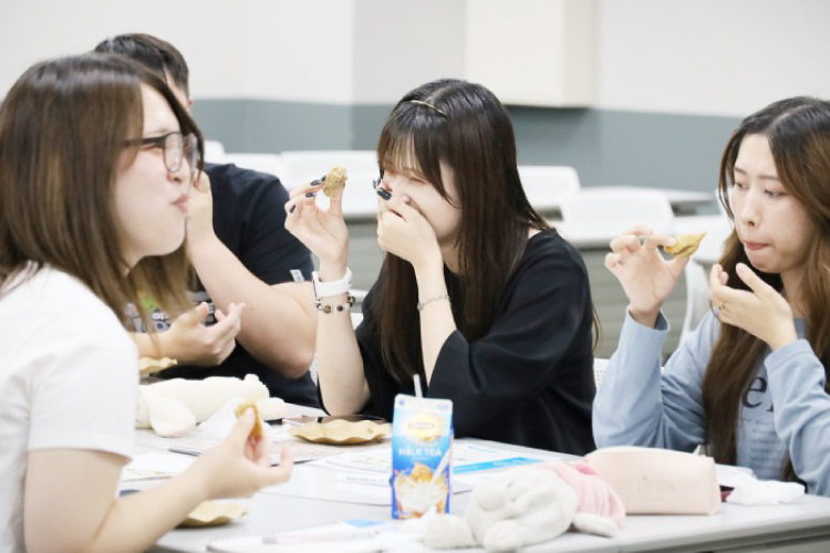 試食中の学生さんたちの様子