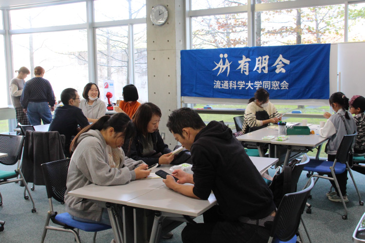 卒業生ラウンジにて、休憩している同窓生の写真