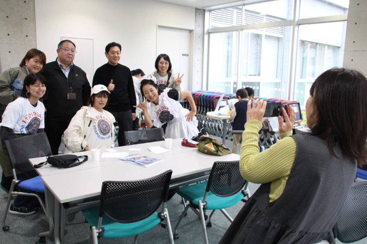 記念撮影をしている同窓生の写真