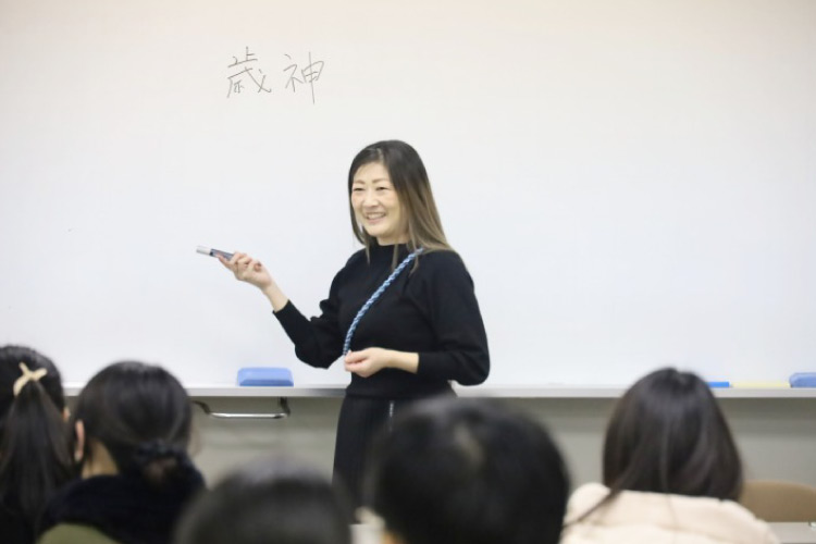 「しめ飾り体験」にて歴史や文化背景を講義している写真