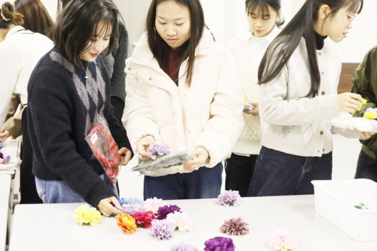 実際にしめ飾りを作成している留学生たちの写真