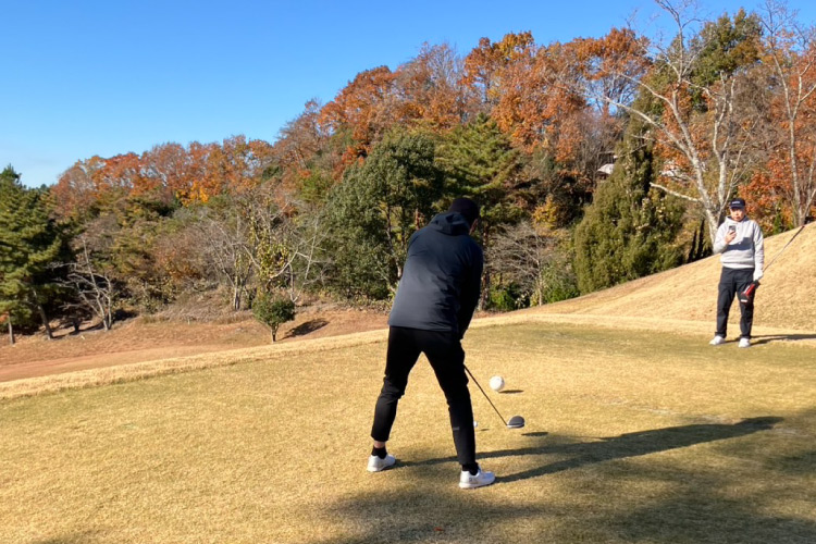 ゴルフをプレーしている同窓生の写真