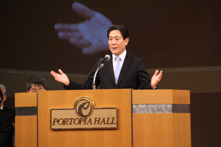 岡本有朋会会長が祝辞を述べられている写真