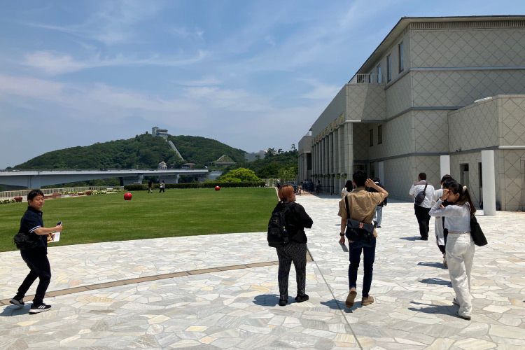 中四国支部交流会バスツアー 大塚美術館到着の写真