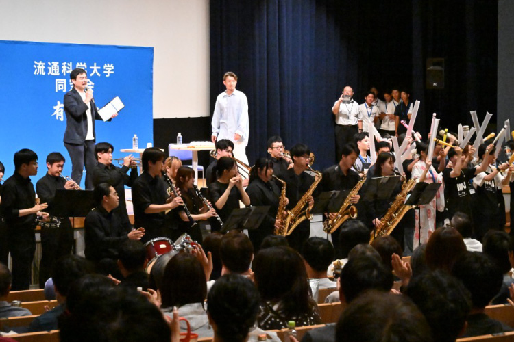 鳥谷敬氏入場曲を演奏する吹奏楽部の写真