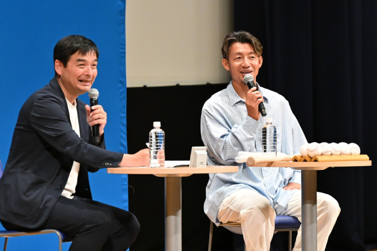 壇上の鳥谷敬氏の写真